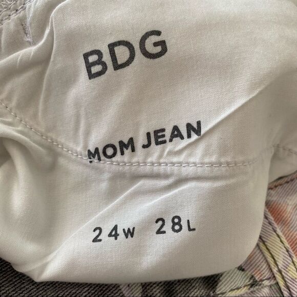 Bdg-Mom Dark Floral High Rise Jeans (Size:24) - Picture 11 of 13